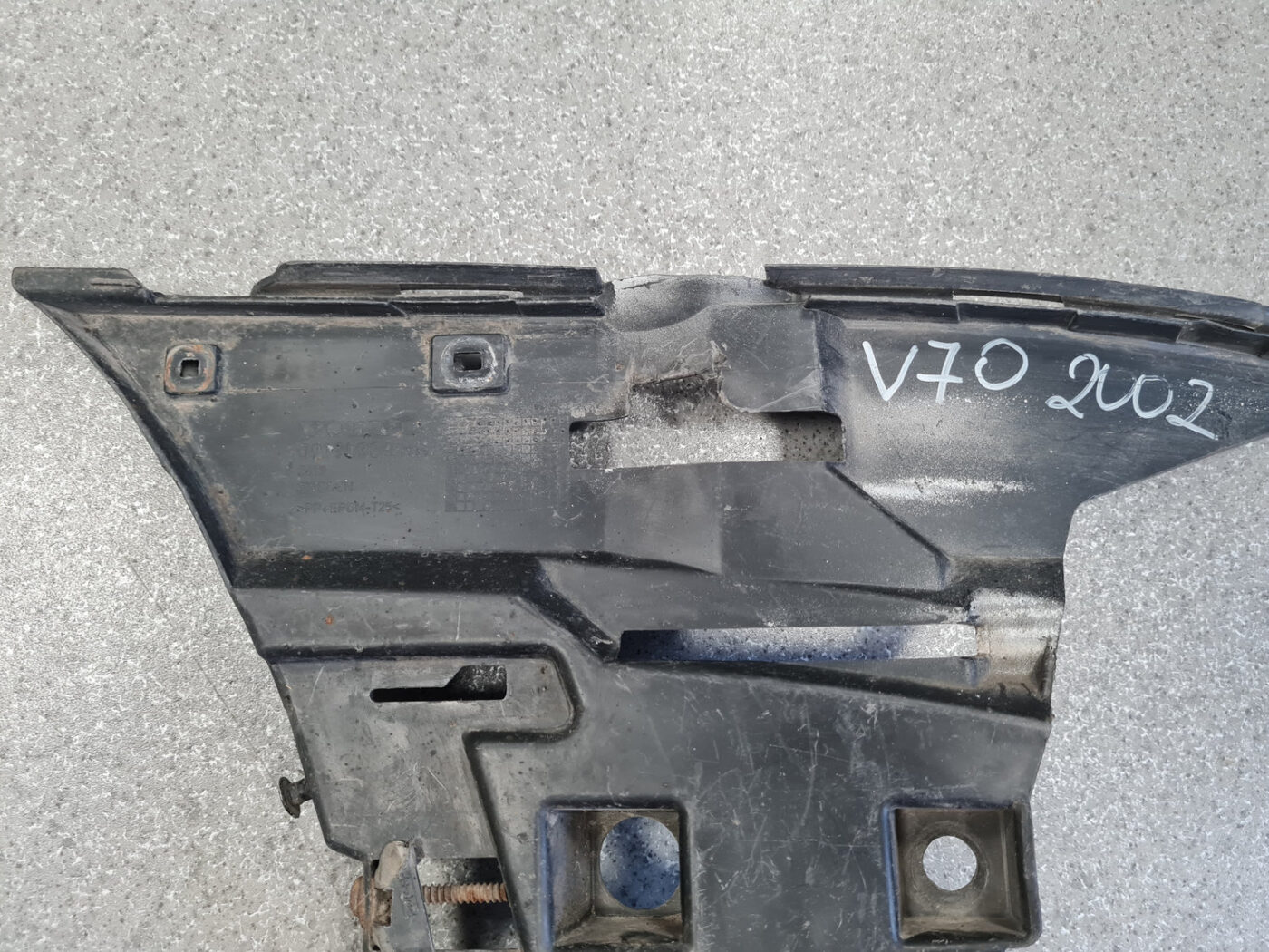 Priekšēja bufera labais kronšteins priekš VOLVO V70 2002 ASHGOLD 11 Priekšēja bufera labais kronšteins priekš VOLVO V70 2002 ASHGOLD