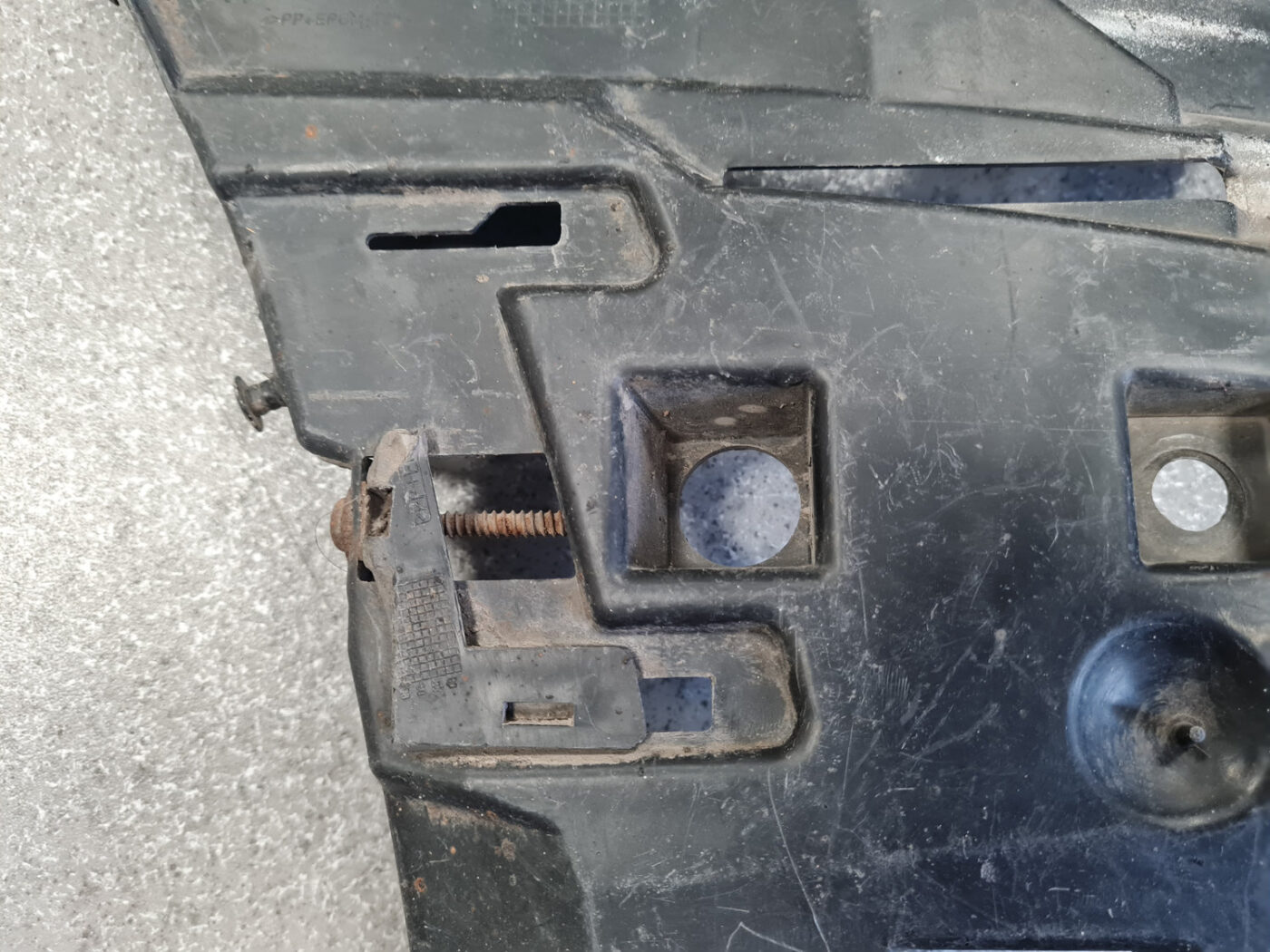 Priekšēja bufera labais kronšteins priekš VOLVO V70 2002 ASHGOLD 10 Priekšēja bufera labais kronšteins priekš VOLVO V70 2002 ASHGOLD