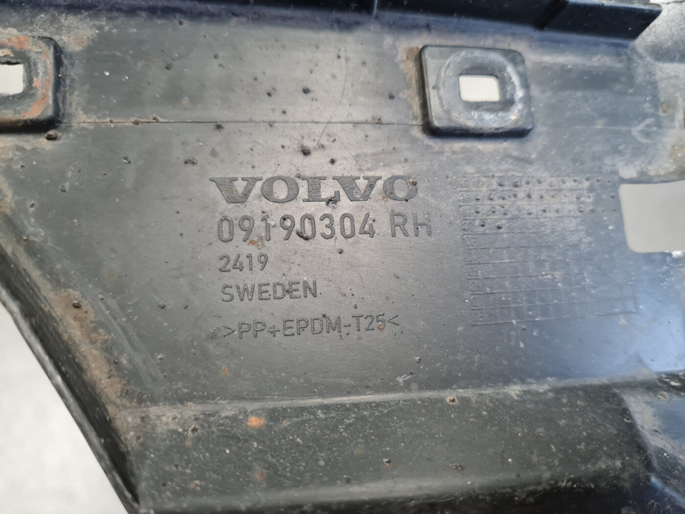 Priekšēja bufera labais kronšteins priekš VOLVO V70 2002 ASHGOLD 4 Priekšēja bufera labais kronšteins priekš VOLVO V70 2002 ASHGOLD