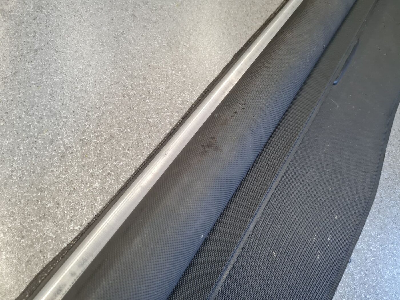 Bagāžnieka žalūzija priekš VW PASSAT 2004 UNIVERSAL GREY 5 Bagāžnieka žalūzija priekš VW PASSAT 2004 UNIVERSAL GREY