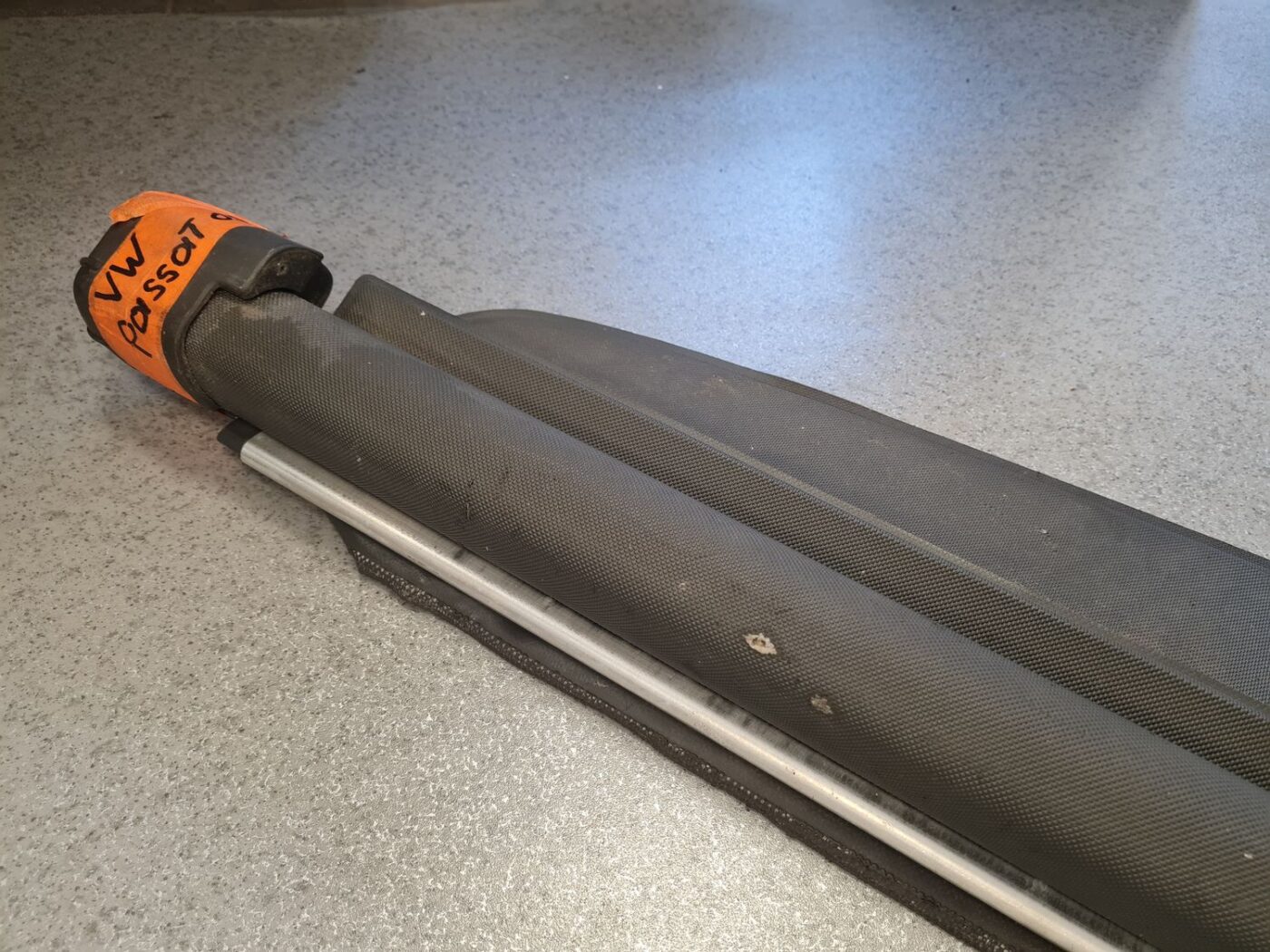 Bagāžnieka žalūzija priekš VW PASSAT 2004 UNIVERSAL GREY 6 Bagāžnieka žalūzija priekš VW PASSAT 2004 UNIVERSAL GREY