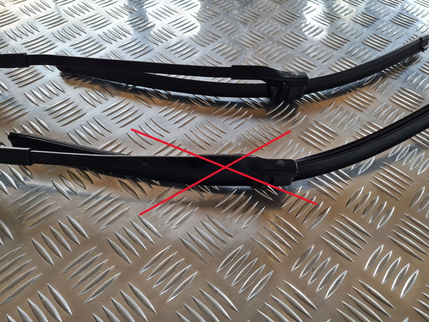 Vējstikla slotu turētājs priekš VW PASSAT 2004 UNIVERSAL GREY 2 Vējstikla slotu turētājs priekš VW PASSAT 2004 UNIVERSAL GREY