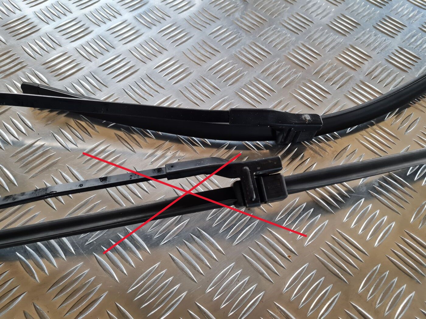 Vējstikla slotu turētājs priekš VW PASSAT 2004 UNIVERSAL GREY 3 Vējstikla slotu turētājs priekš VW PASSAT 2004 UNIVERSAL GREY