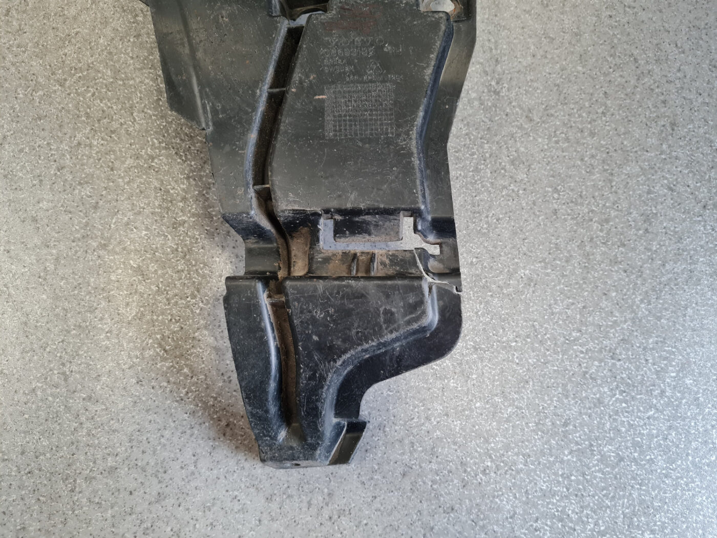 Priekšēja bufera labais kronšteins priekš VOLVO S60 2008 2 Priekšēja bufera labais kronšteins priekš VOLVO S60 2008