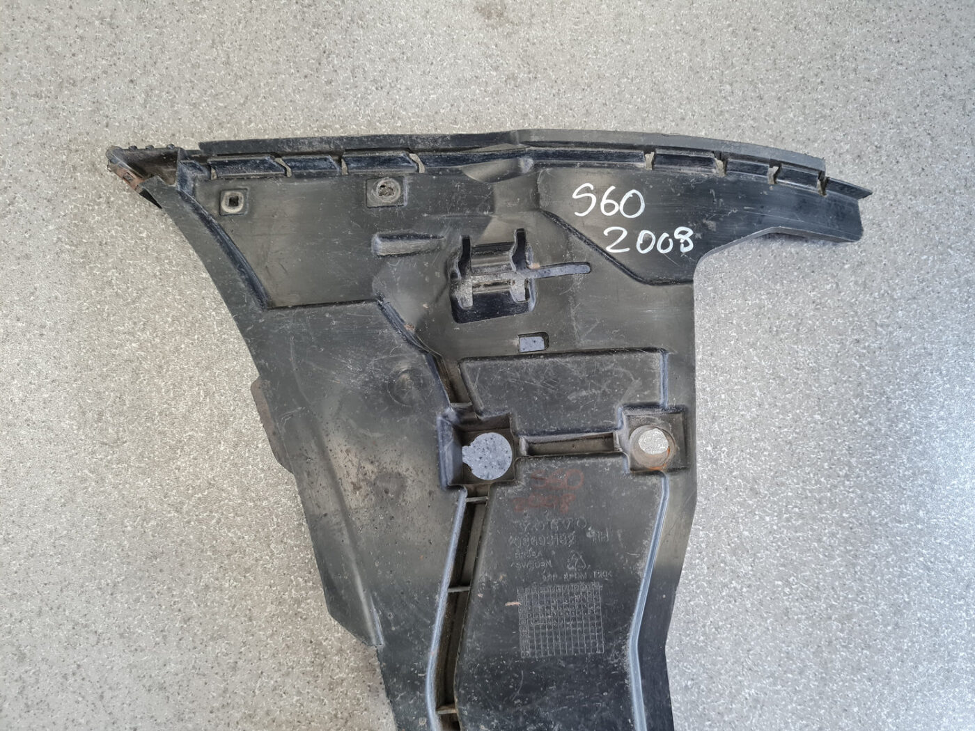 Priekšēja bufera labais kronšteins priekš VOLVO S60 2008 9 Priekšēja bufera labais kronšteins priekš VOLVO S60 2008