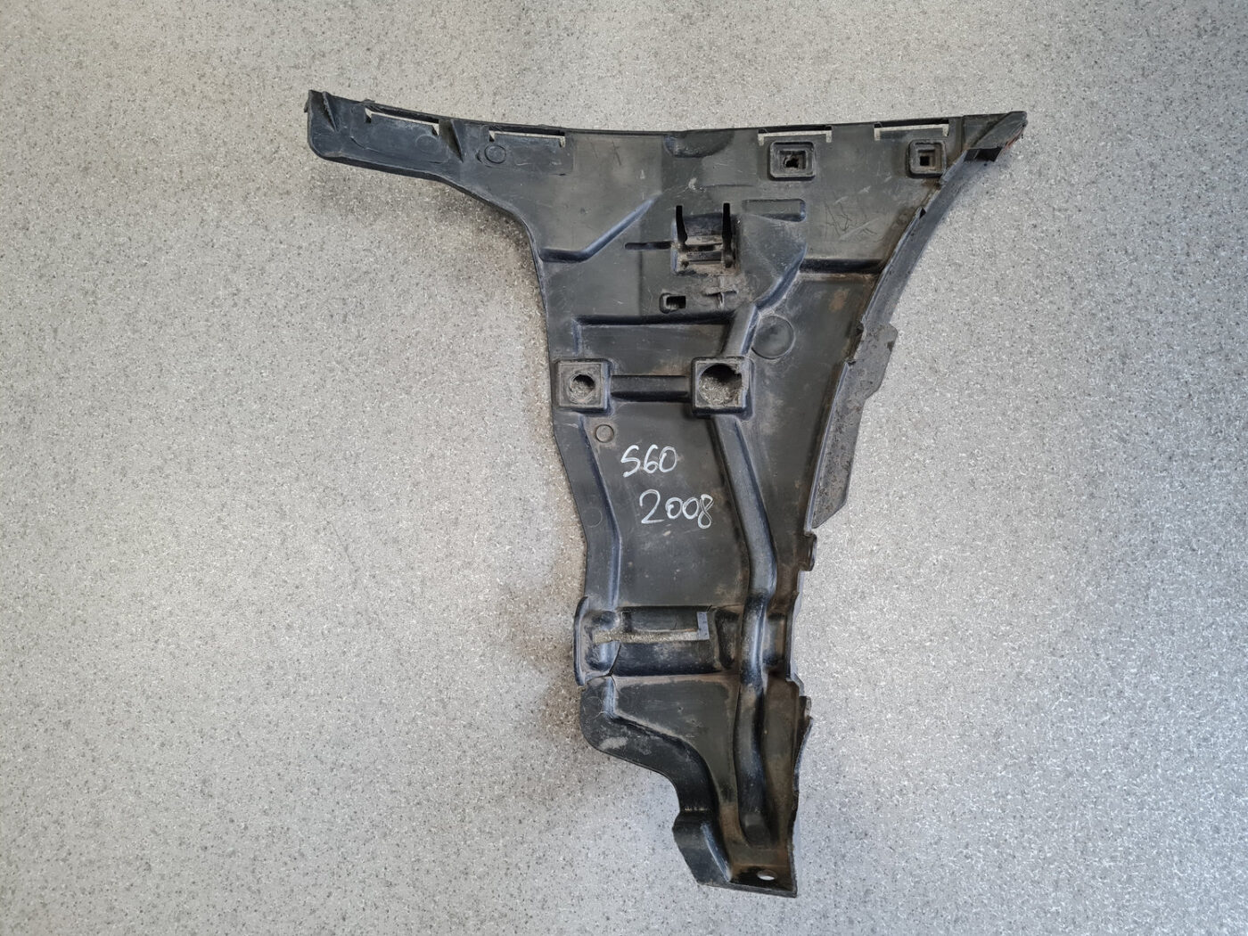 Priekšēja bufera labais kronšteins priekš VOLVO S60 2008 8 Priekšēja bufera labais kronšteins priekš VOLVO S60 2008