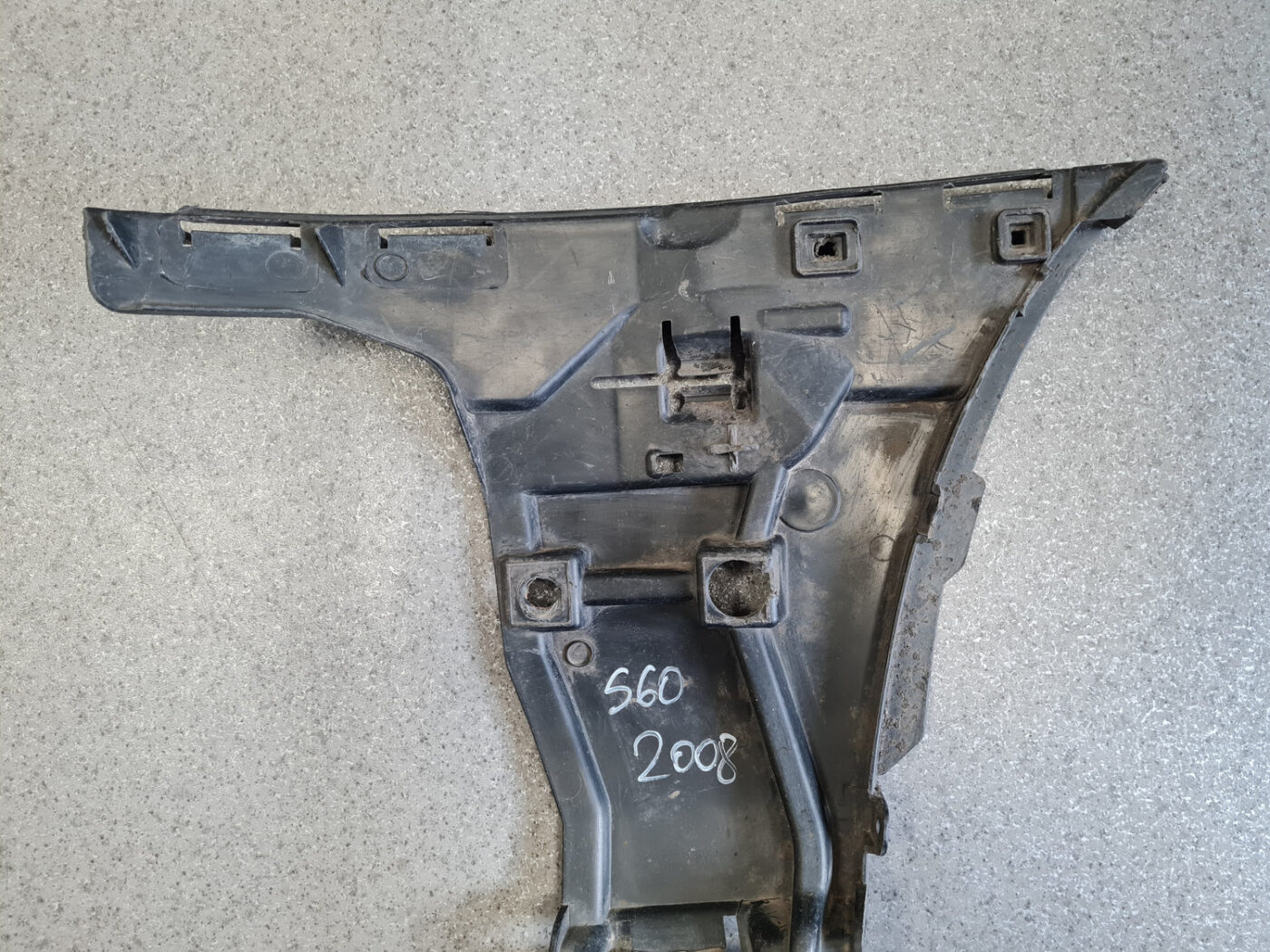 Priekšēja bufera labais kronšteins priekš VOLVO S60 2008 6 Priekšēja bufera labais kronšteins priekš VOLVO S60 2008