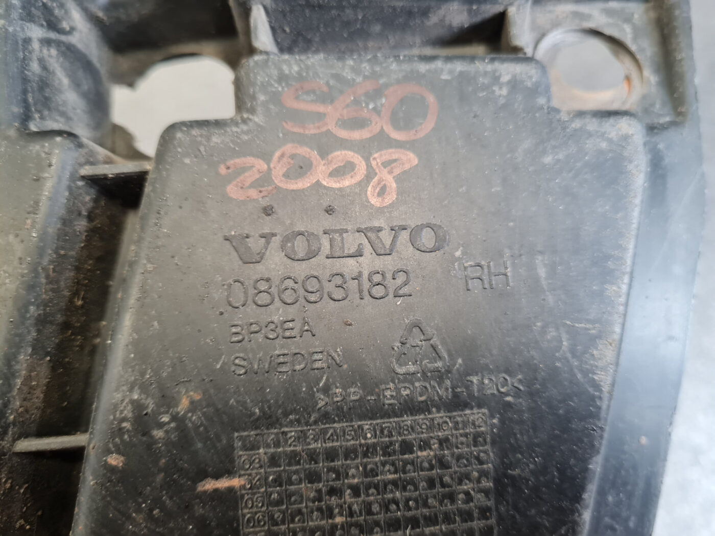 Priekšēja bufera labais kronšteins priekš VOLVO S60 2008 4 Priekšēja bufera labais kronšteins priekš VOLVO S60 2008