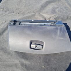 Mantu glabāšanas nodalījums pasažiera pusē priekš BMW 525D E61 2007 TOURING BLACK