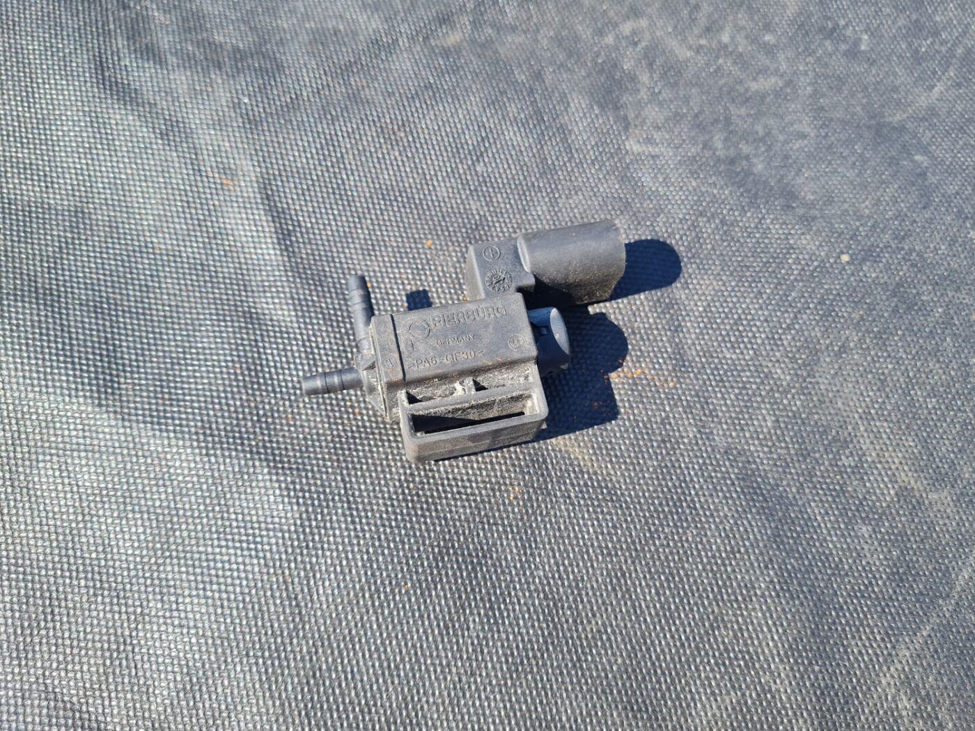 Solenoīda vakuuma vārsts priekš AUDI A4 2003 4 Solenoīda vakuuma vārsts priekš AUDI A4 2003