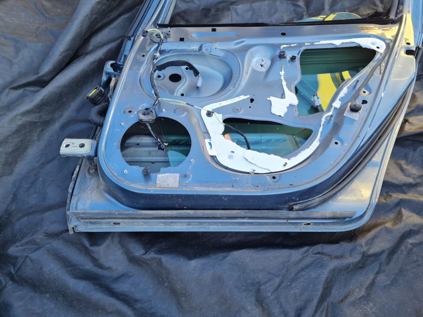 Aizmugurējās labās durvis priekš PEUGEOT 407 2004 4 Aizmugurējās labās durvis priekš PEUGEOT 407 2004