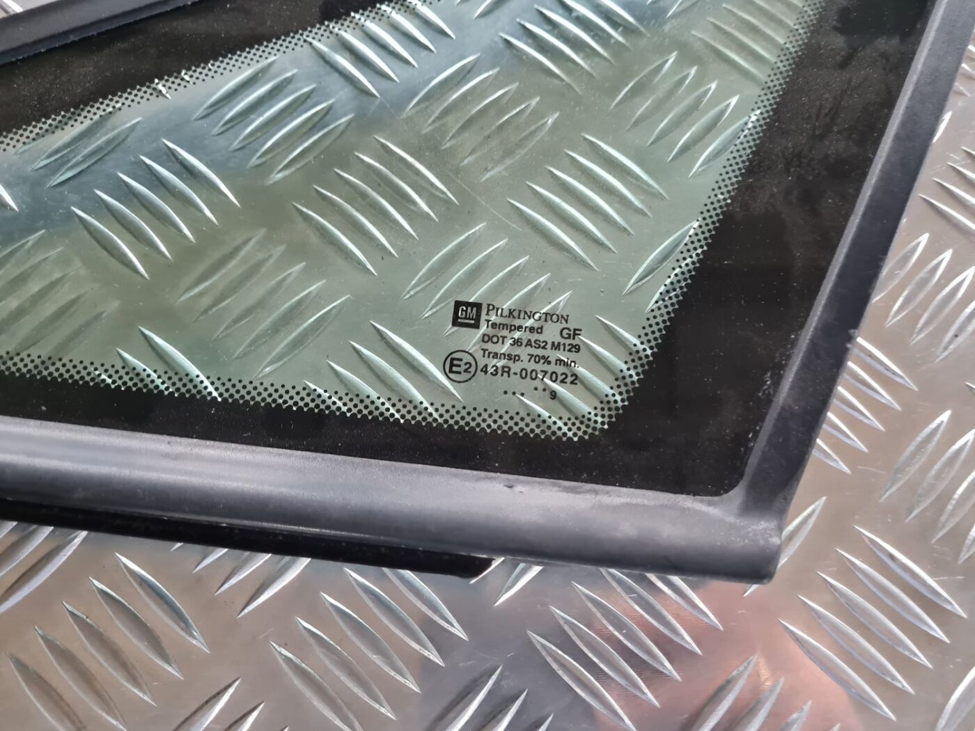 Priekšējais sānu stikls, pa kreisi priekš OPEL ZAFIRA 1999 2 Priekšējais sānu stikls, pa kreisi priekš OPEL ZAFIRA 1999