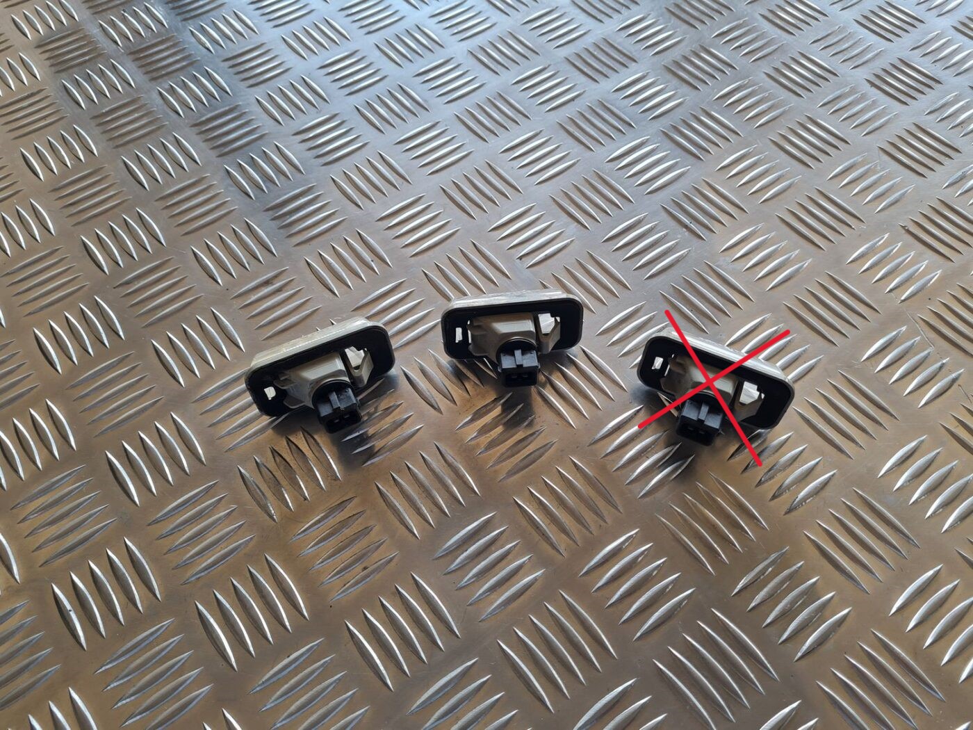 Numura zīmes apgaismojums priekš TOYOTA AVENSIS 2007 3 Numura zīmes apgaismojums priekš TOYOTA AVENSIS 2007