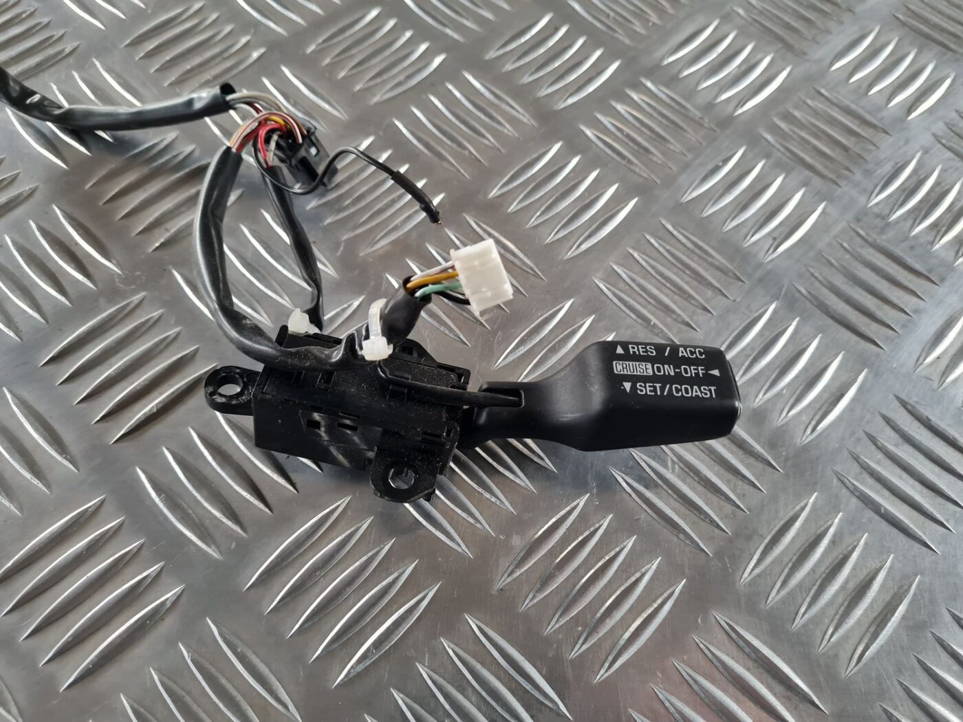 Kruīza kontroles rokturis/poga priekš TOYOTA AVENSIS 2007 2 Kruīza kontroles rokturis/poga priekš TOYOTA AVENSIS 2007