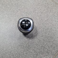 Pārnesumu pārslēgšanas kloķa uzgalis