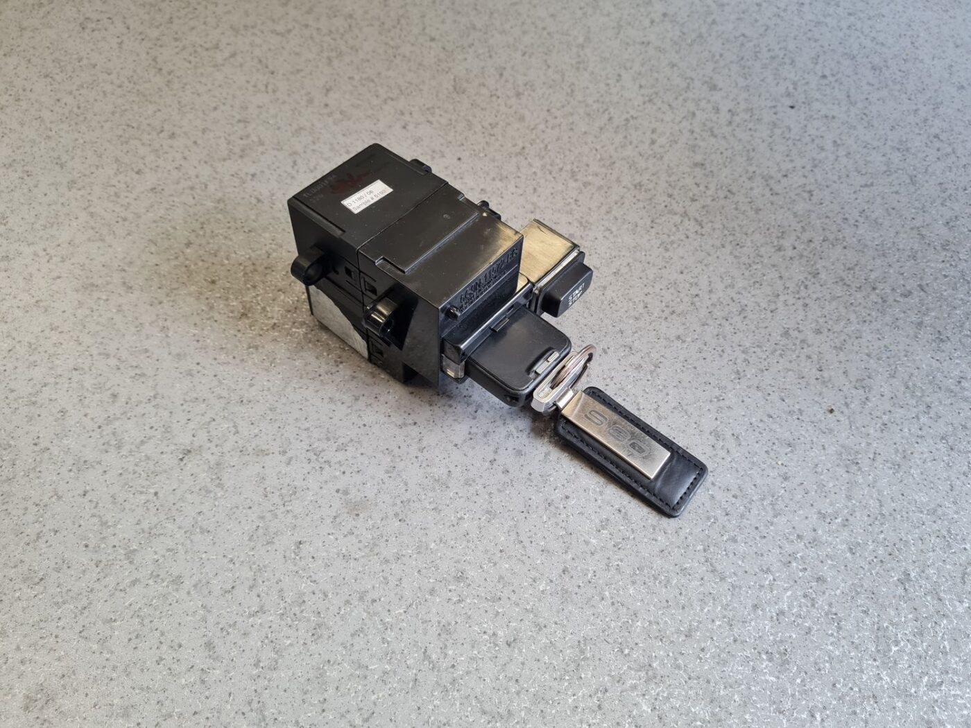 Aizdedzes slēdzene priekš VOLVO S80 2007 Black 1 Aizdedzes slēdzene priekš VOLVO S80 2007 Black