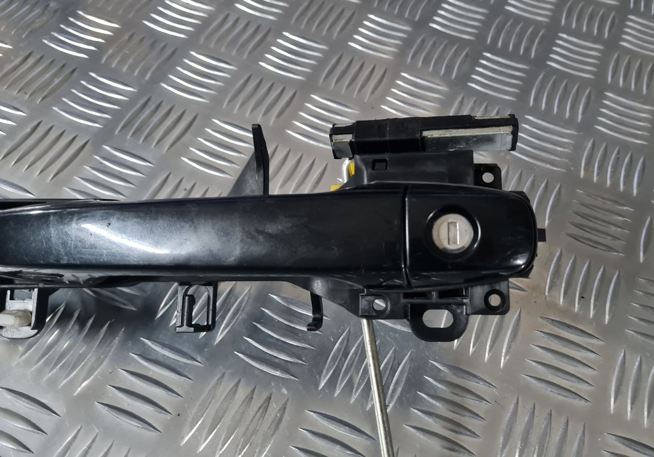 Priekšējāis kreisais durvju rokturis priekš TOYOTA AVENSIS 2010 2 Priekšējāis kreisais durvju rokturis priekš TOYOTA AVENSIS 2010