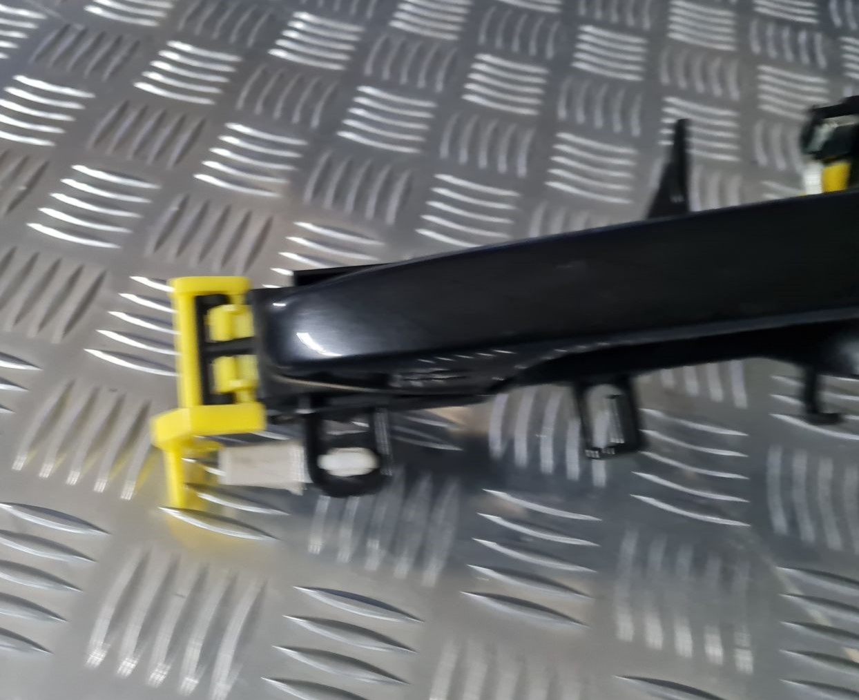 Priekšējāis kreisais durvju rokturis priekš TOYOTA AVENSIS 2010 5 Priekšējāis kreisais durvju rokturis priekš TOYOTA AVENSIS 2010