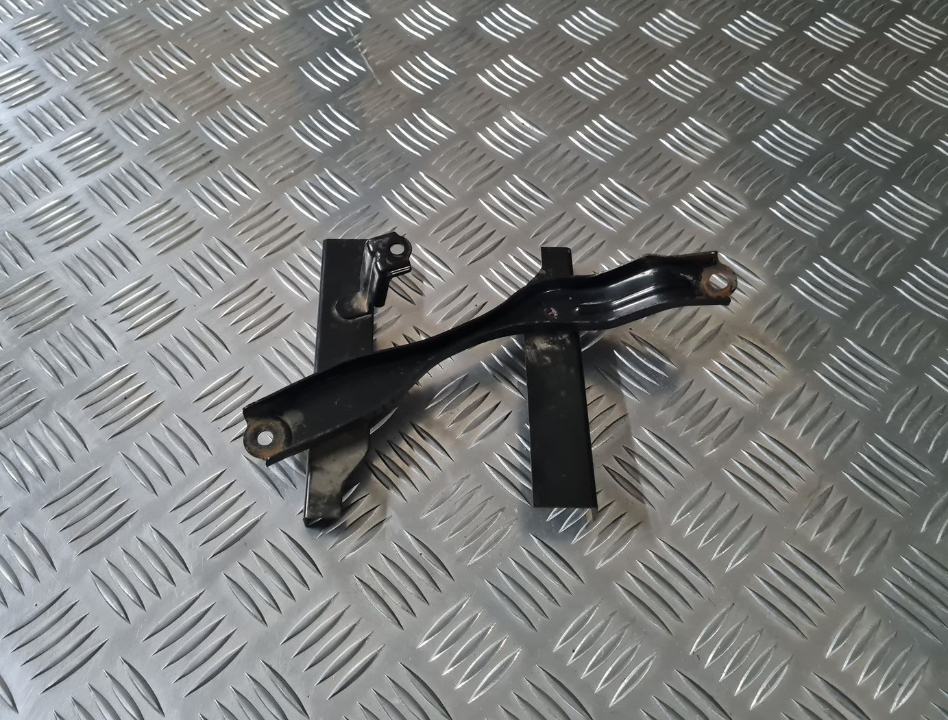 Akumulatora stiprināšanas siksna priekš TOYOTA AVENSIS 2010 2 Akumulatora stiprināšanas siksna priekš TOYOTA AVENSIS 2010