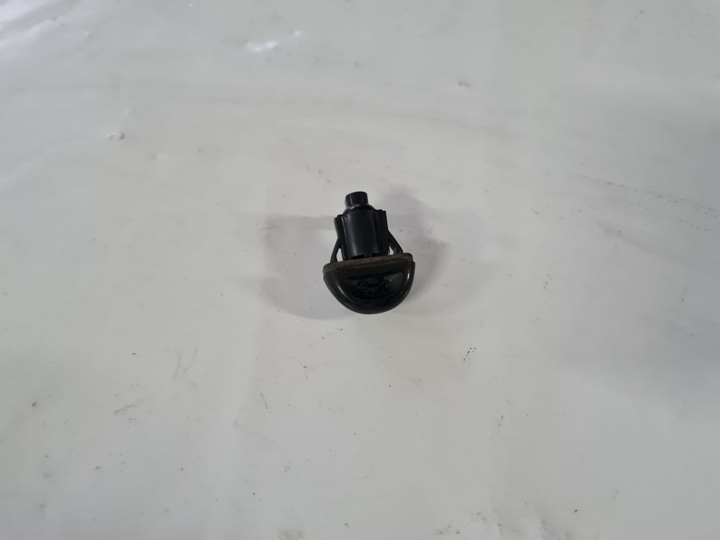 Aizmugurējā stikla mazgātāja sprausla priekš TOYOTA AVENSIS 2010 2 Aizmugurējā stikla mazgātāja sprausla priekš TOYOTA AVENSIS 2010