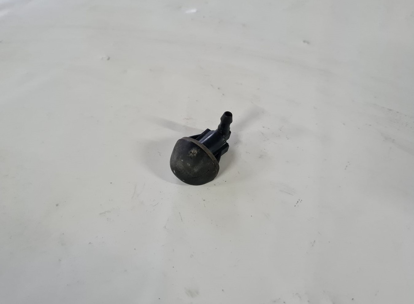 Aizmugurējā stikla mazgātāja sprausla priekš TOYOTA AVENSIS 2010 3 Aizmugurējā stikla mazgātāja sprausla priekš TOYOTA AVENSIS 2010