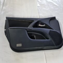 Priekšējo kreiso durvju apdare priekš TOYOTA AVENSIS 2010