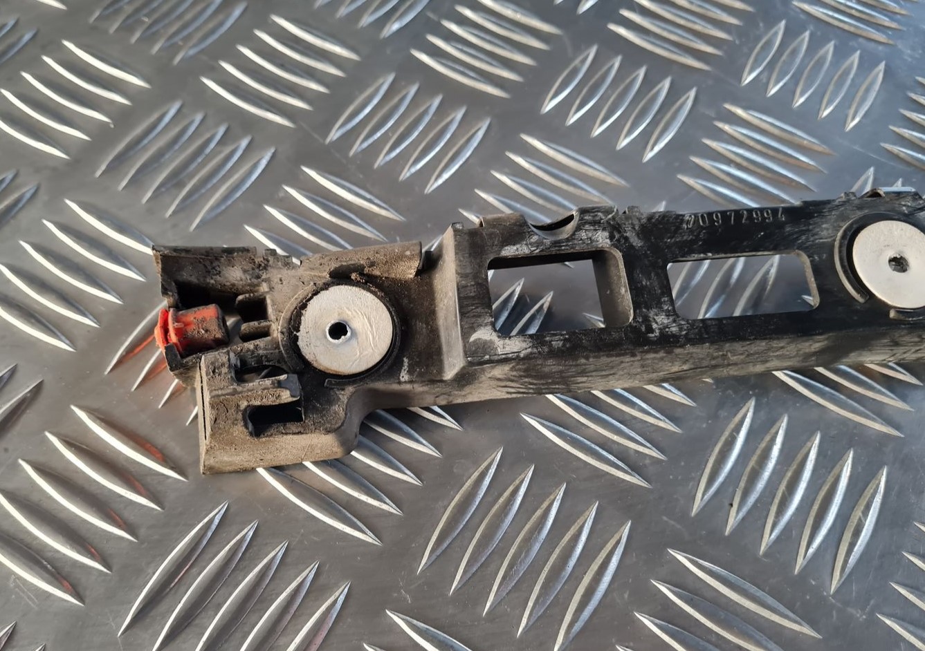 Aizmugurēja bufera kronšteins priekš OPEL INSIGNIA 2016 2 Aizmugurēja bufera kronšteins priekš OPEL INSIGNIA 2016