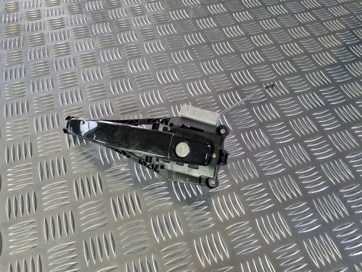 Priekšējāis kreisais durvju rokturis priekš OPEL INSIGNIA 2016 1 Priekšējāis kreisais durvju rokturis priekš OPEL INSIGNIA 2016