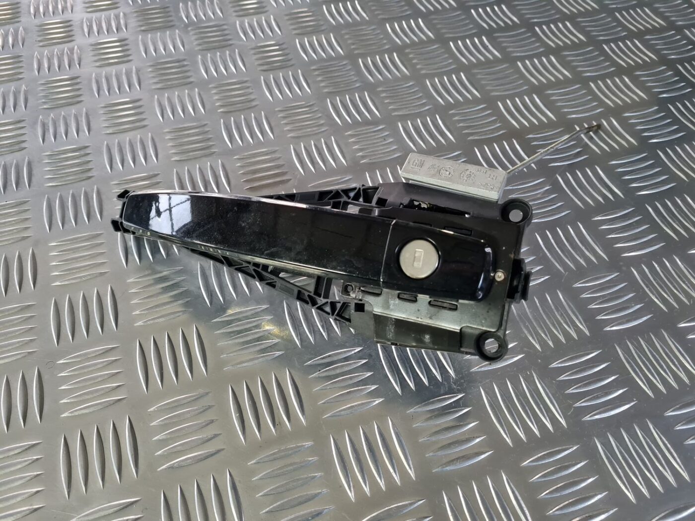 Priekšējāis kreisais durvju rokturis priekš OPEL INSIGNIA 2016 2 Priekšējāis kreisais durvju rokturis priekš OPEL INSIGNIA 2016