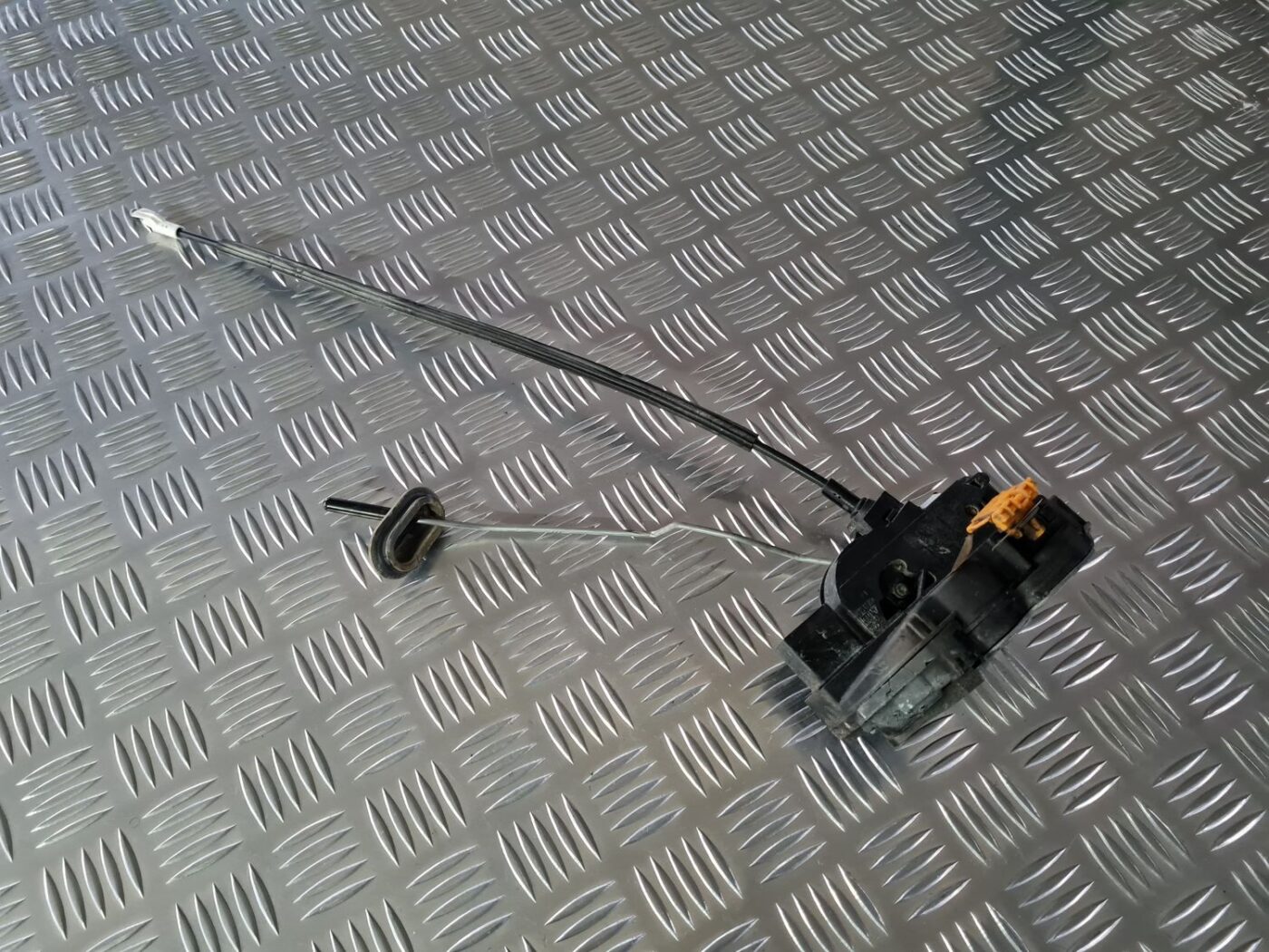 Priekšējo labo durvju slēdzene priekš OPEL INSIGNIA 2016 1 Priekšējo labo durvju slēdzene priekš OPEL INSIGNIA 2016