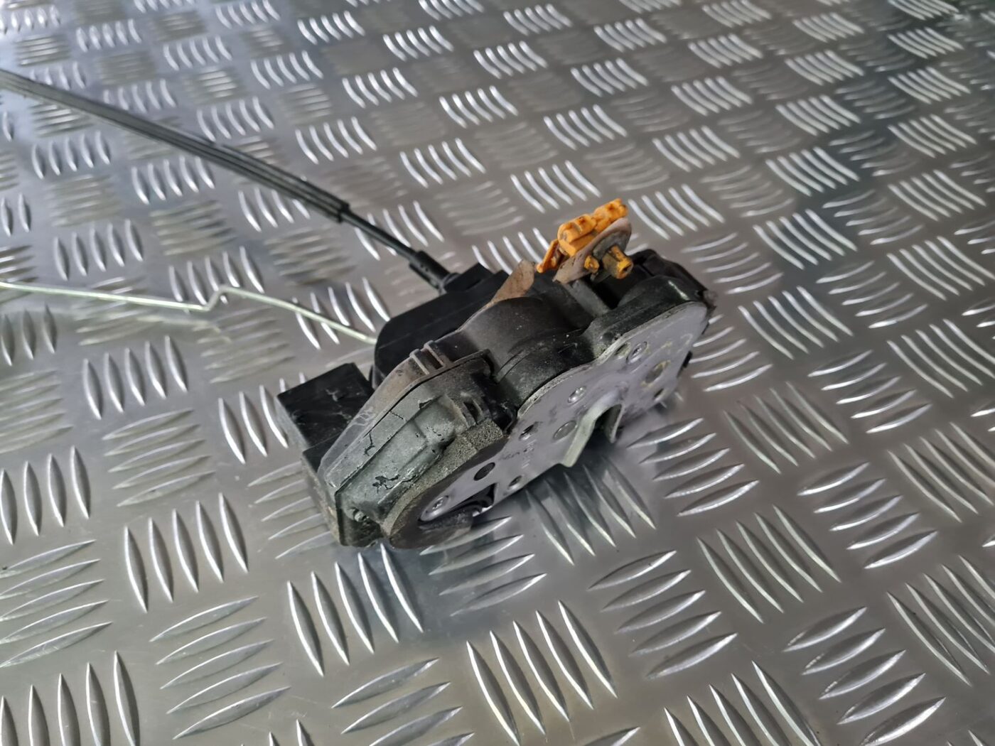 Priekšējo labo durvju slēdzene priekš OPEL INSIGNIA 2016 2 Priekšējo labo durvju slēdzene priekš OPEL INSIGNIA 2016