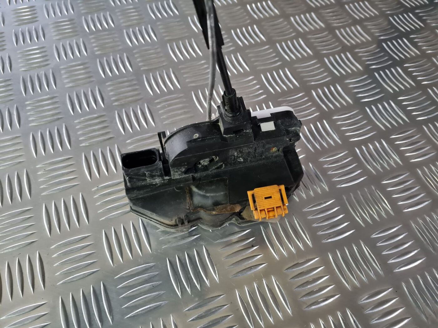 Priekšējo labo durvju slēdzene priekš OPEL INSIGNIA 2016 3 Priekšējo labo durvju slēdzene priekš OPEL INSIGNIA 2016