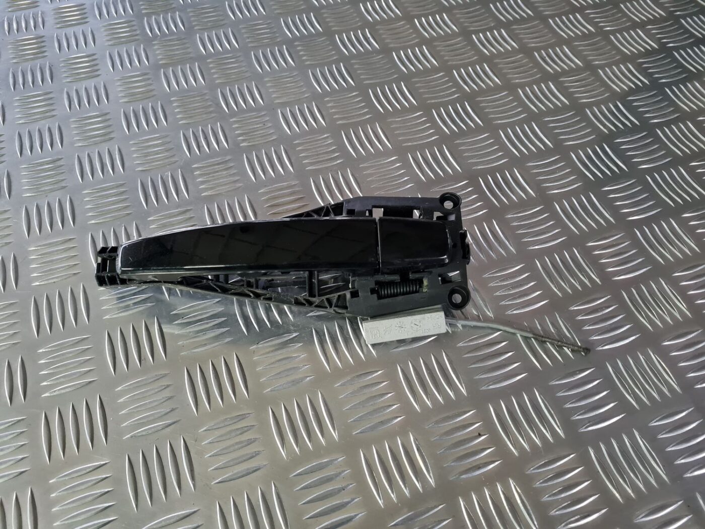 Aizmugurējāis labais durvju rokturis priekš OPEL INSIGNIA 2016 1 Aizmugurējāis labais durvju rokturis priekš OPEL INSIGNIA 2016