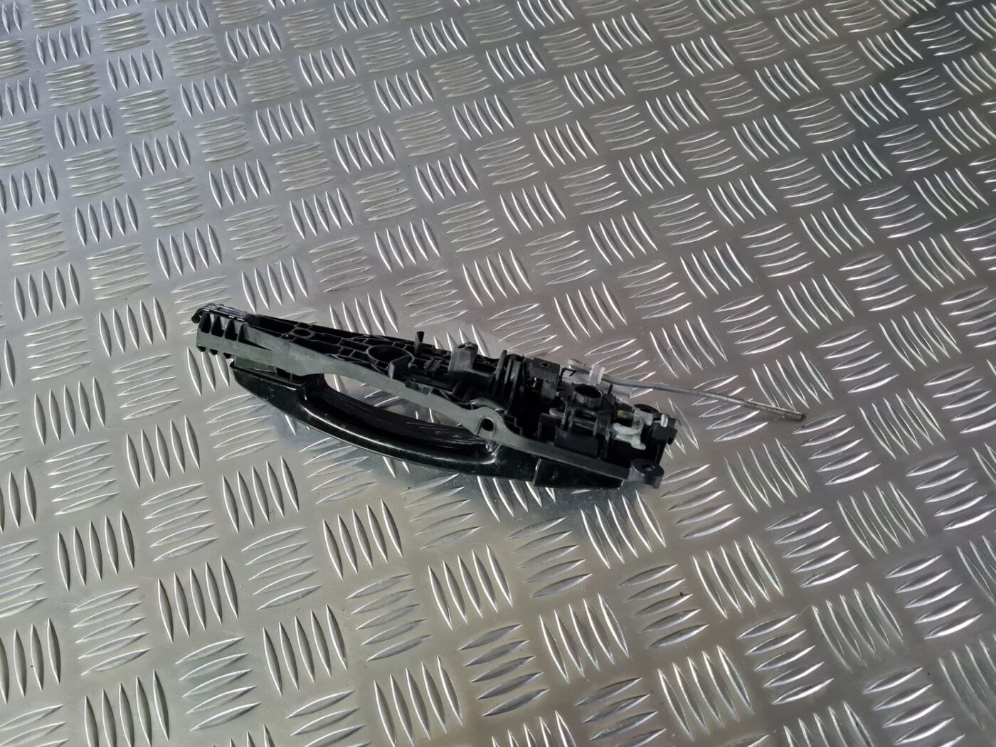 Aizmugurējāis labais durvju rokturis priekš OPEL INSIGNIA 2016 2 Aizmugurējāis labais durvju rokturis priekš OPEL INSIGNIA 2016