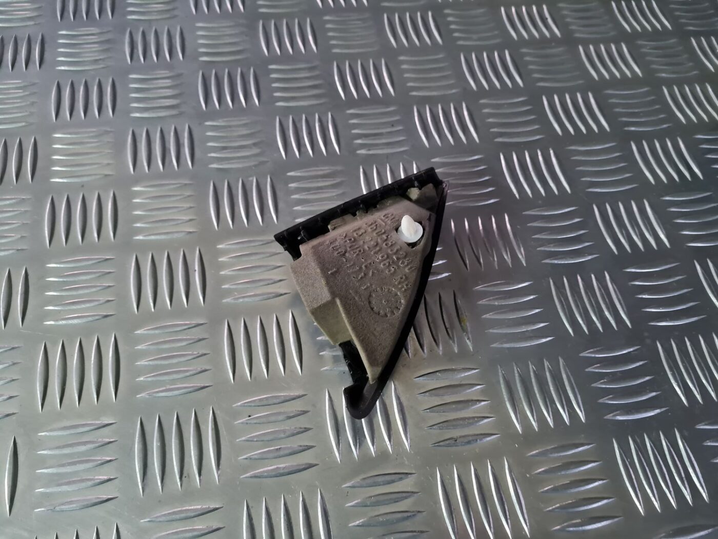 Durvju spoguļa apdares uzlika salonā (ar skaļruni) priekš OPEL INSIGNIA 2016 2 Durvju spoguļa apdares uzlika salonā (ar skaļruni) priekš OPEL INSIGNIA 2016