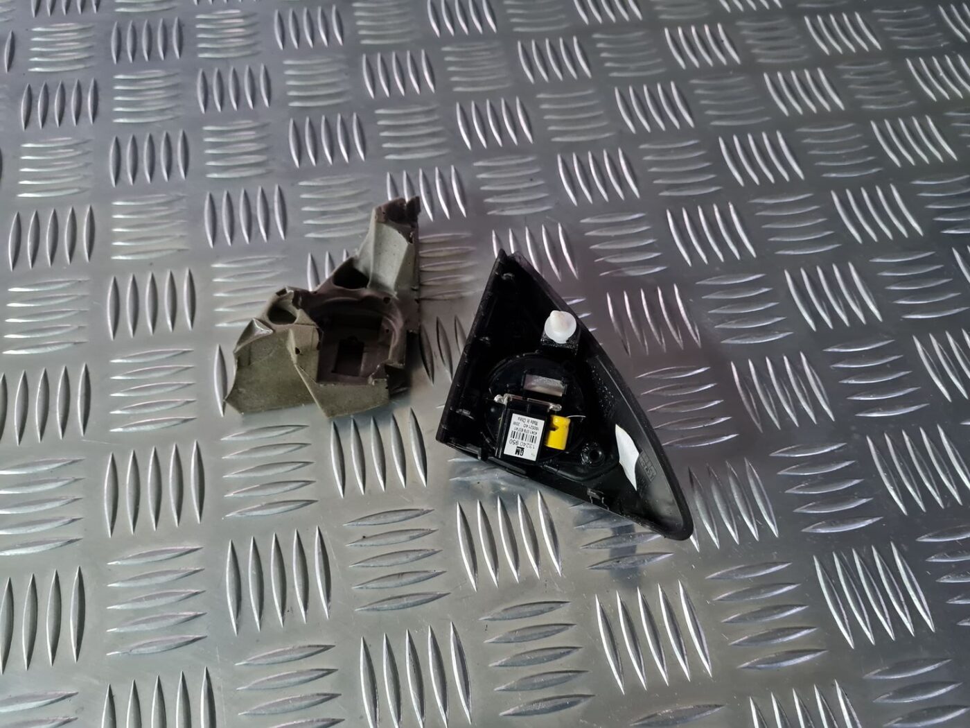 Durvju spoguļa apdares uzlika salonā (ar skaļruni) priekš OPEL INSIGNIA 2016 4 Durvju spoguļa apdares uzlika salonā (ar skaļruni) priekš OPEL INSIGNIA 2016