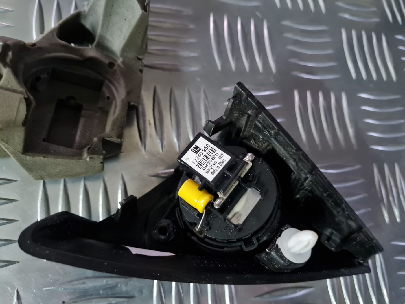 Durvju spoguļa apdares uzlika salonā (ar skaļruni) priekš OPEL INSIGNIA 2016 3 Durvju spoguļa apdares uzlika salonā (ar skaļruni) priekš OPEL INSIGNIA 2016