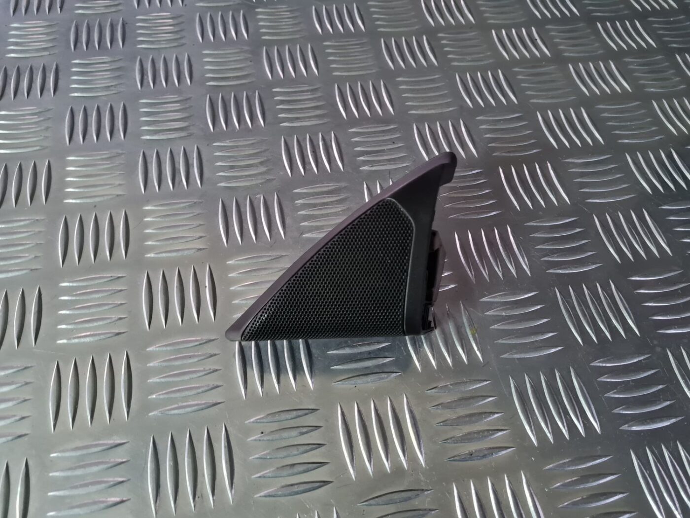 Durvju spoguļa apdares uzlika salonā (ar skaļruni) priekš OPEL INSIGNIA 2016 1 Durvju spoguļa apdares uzlika salonā (ar skaļruni) priekš OPEL INSIGNIA 2016