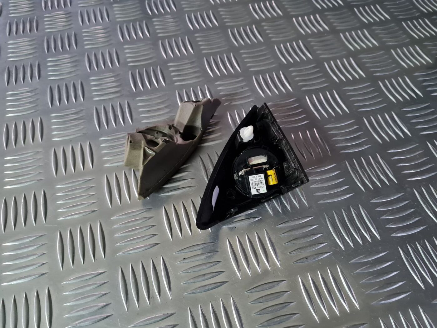 Durvju spoguļa apdares uzlika salonā (ar skaļruni) priekš OPEL INSIGNIA 2016 4 Durvju spoguļa apdares uzlika salonā (ar skaļruni) priekš OPEL INSIGNIA 2016