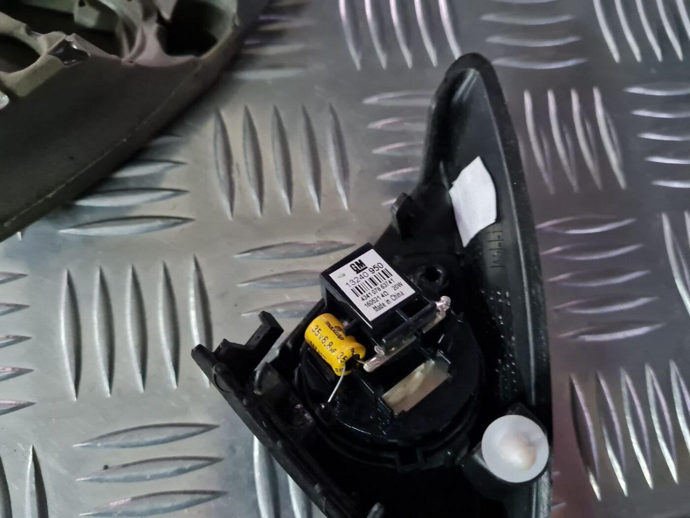 Durvju spoguļa apdares uzlika salonā (ar skaļruni) priekš OPEL INSIGNIA 2016 3 Durvju spoguļa apdares uzlika salonā (ar skaļruni) priekš OPEL INSIGNIA 2016