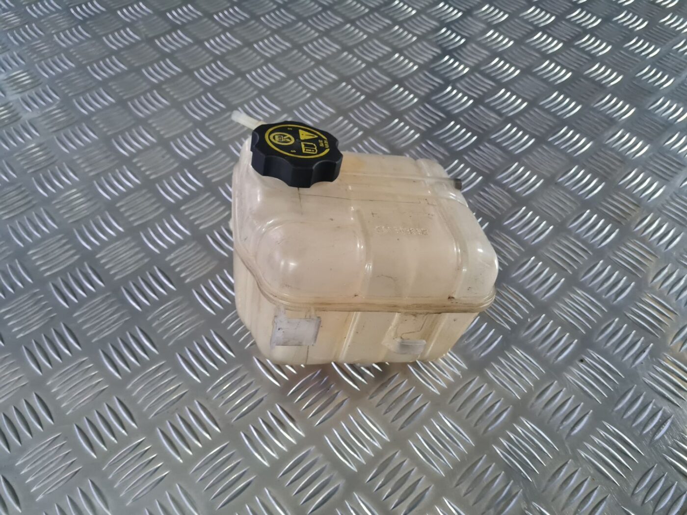 Dzesēšanas šķidruma tvertne priekš OPEL INSIGNIA 2016 2 Dzesēšanas šķidruma tvertne priekš OPEL INSIGNIA 2016