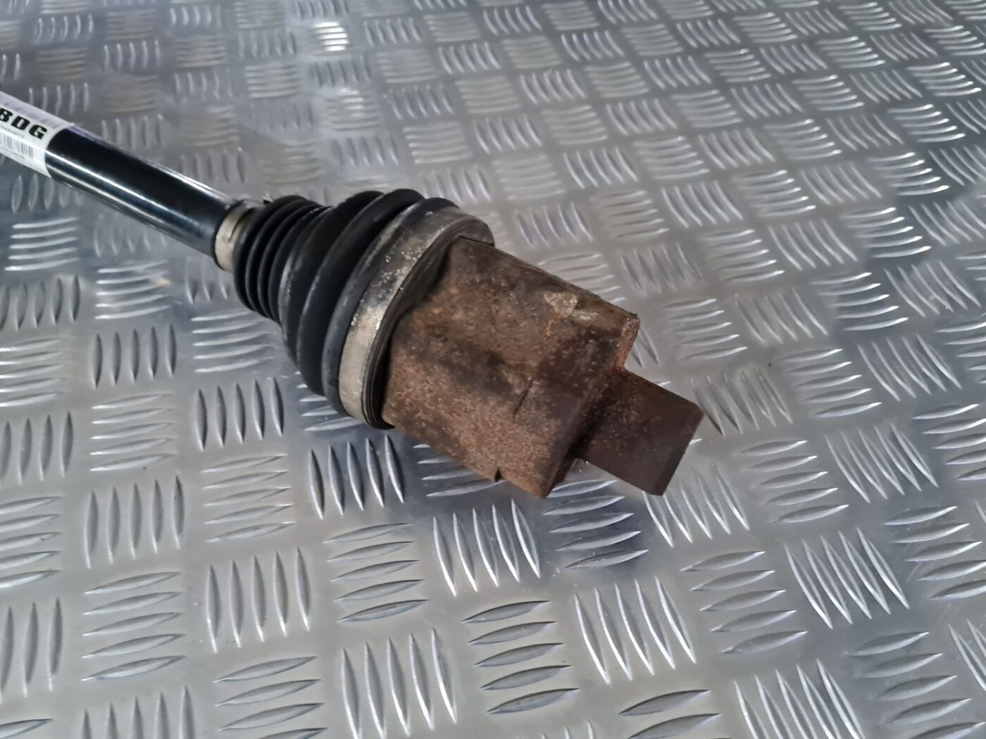 Pusass priekšēja labā priekš OPEL INSIGNIA 2016 2 Pusass priekšēja labā priekš OPEL INSIGNIA 2016