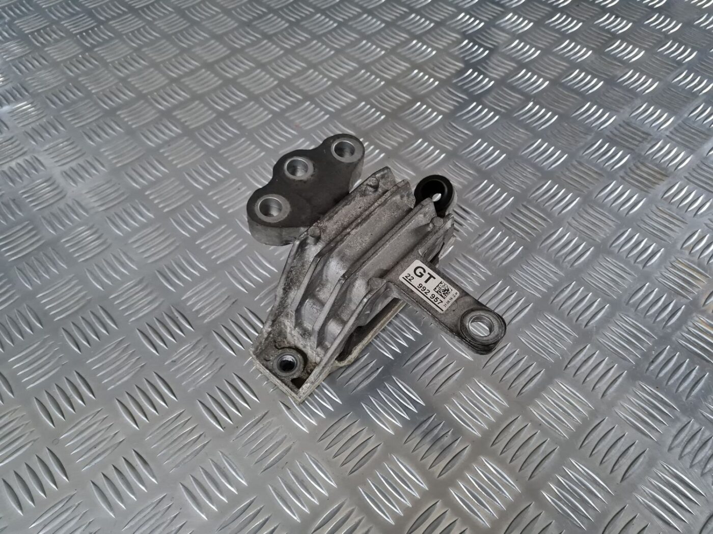 Dzinēja spilvens priekš OPEL INSIGNIA 2016 1 Dzinēja spilvens priekš OPEL INSIGNIA 2016