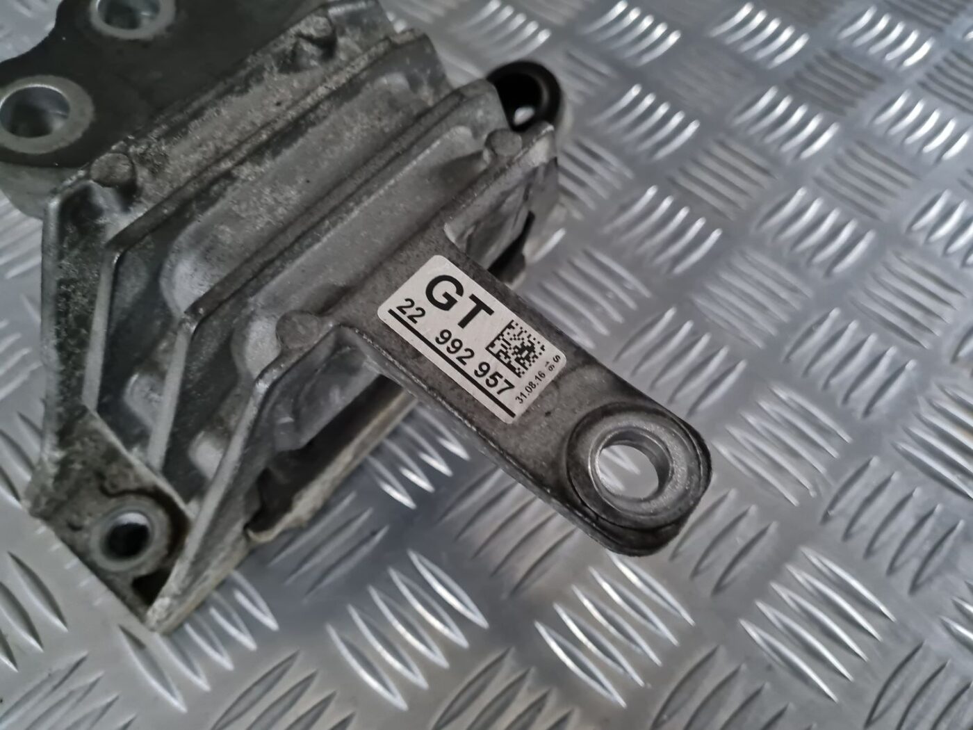 Dzinēja spilvens priekš OPEL INSIGNIA 2016 2 Dzinēja spilvens priekš OPEL INSIGNIA 2016