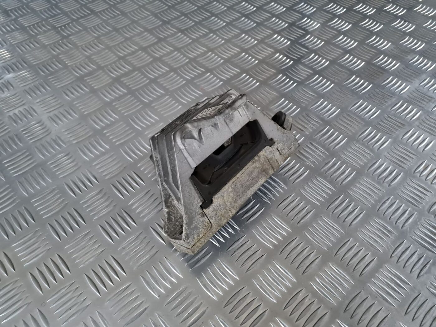 Dzinēja spilvens priekš OPEL INSIGNIA 2016 5 Dzinēja spilvens priekš OPEL INSIGNIA 2016