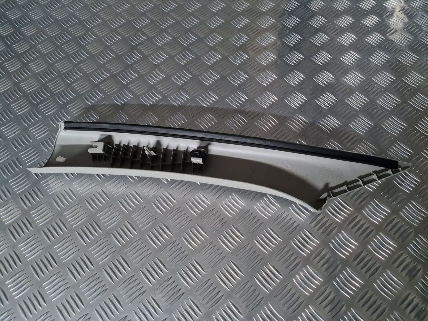 Priekšējas salona statnes apdare priekš OPEL INSIGNIA 2016 4 Priekšējas salona statnes apdare priekš OPEL INSIGNIA 2016