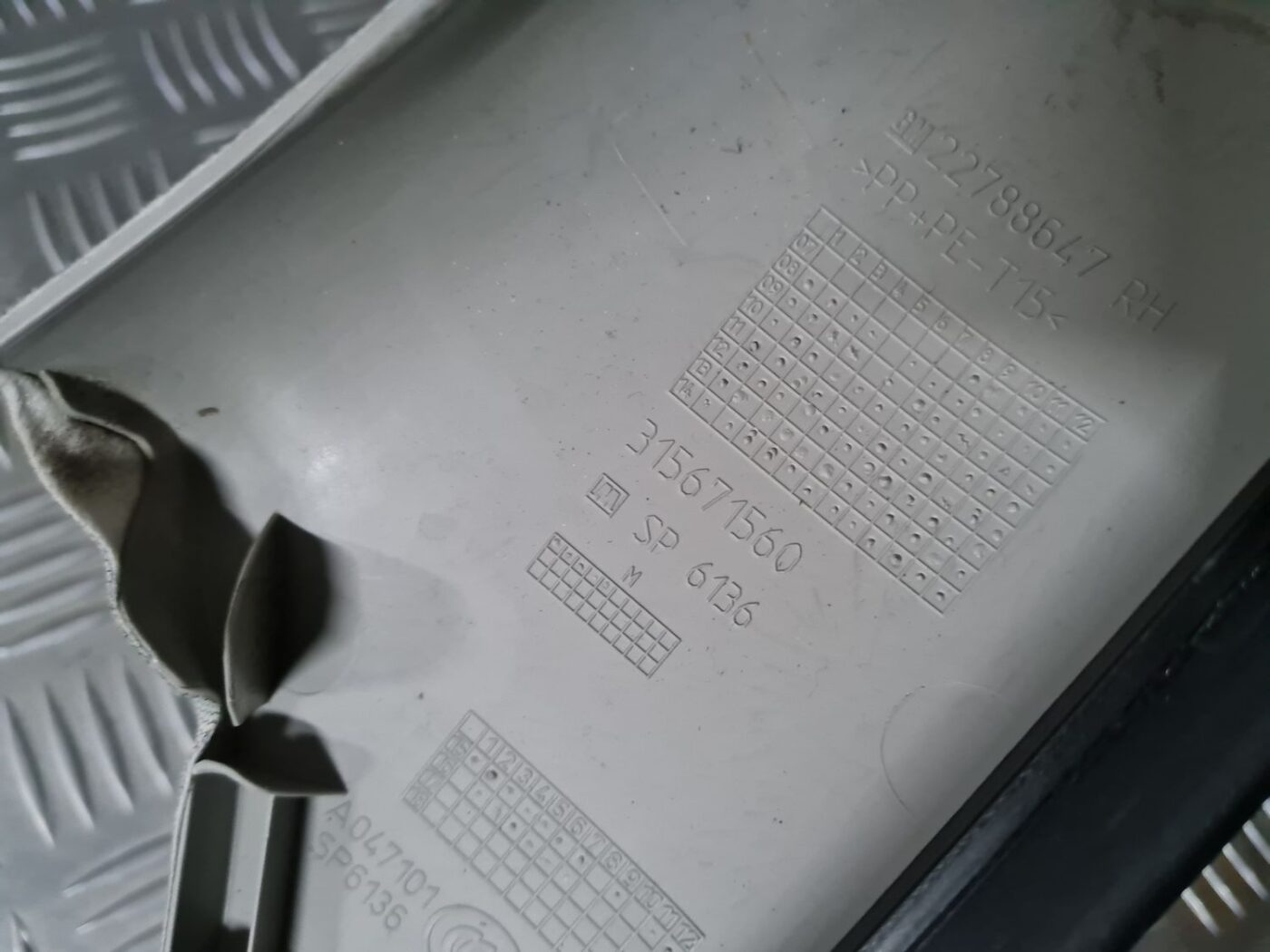 Priekšējas salona statnes apdare priekš OPEL INSIGNIA 2016 3 Priekšējas salona statnes apdare priekš OPEL INSIGNIA 2016