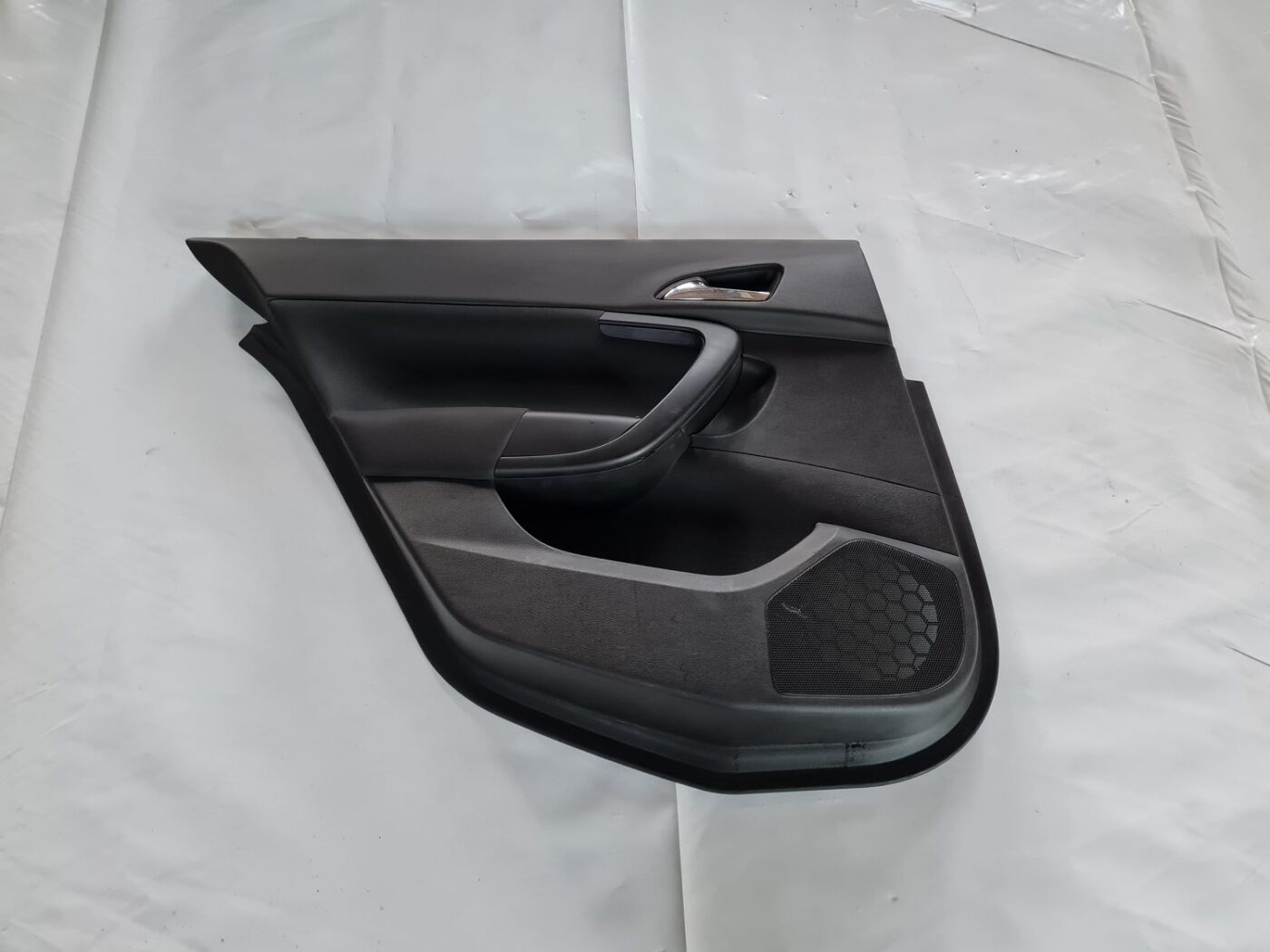 Aizmugurējo kreiso durvju apdare priekš OPEL INSIGNIA 2016 1 Aizmugurējo kreiso durvju apdare priekš OPEL INSIGNIA 2016