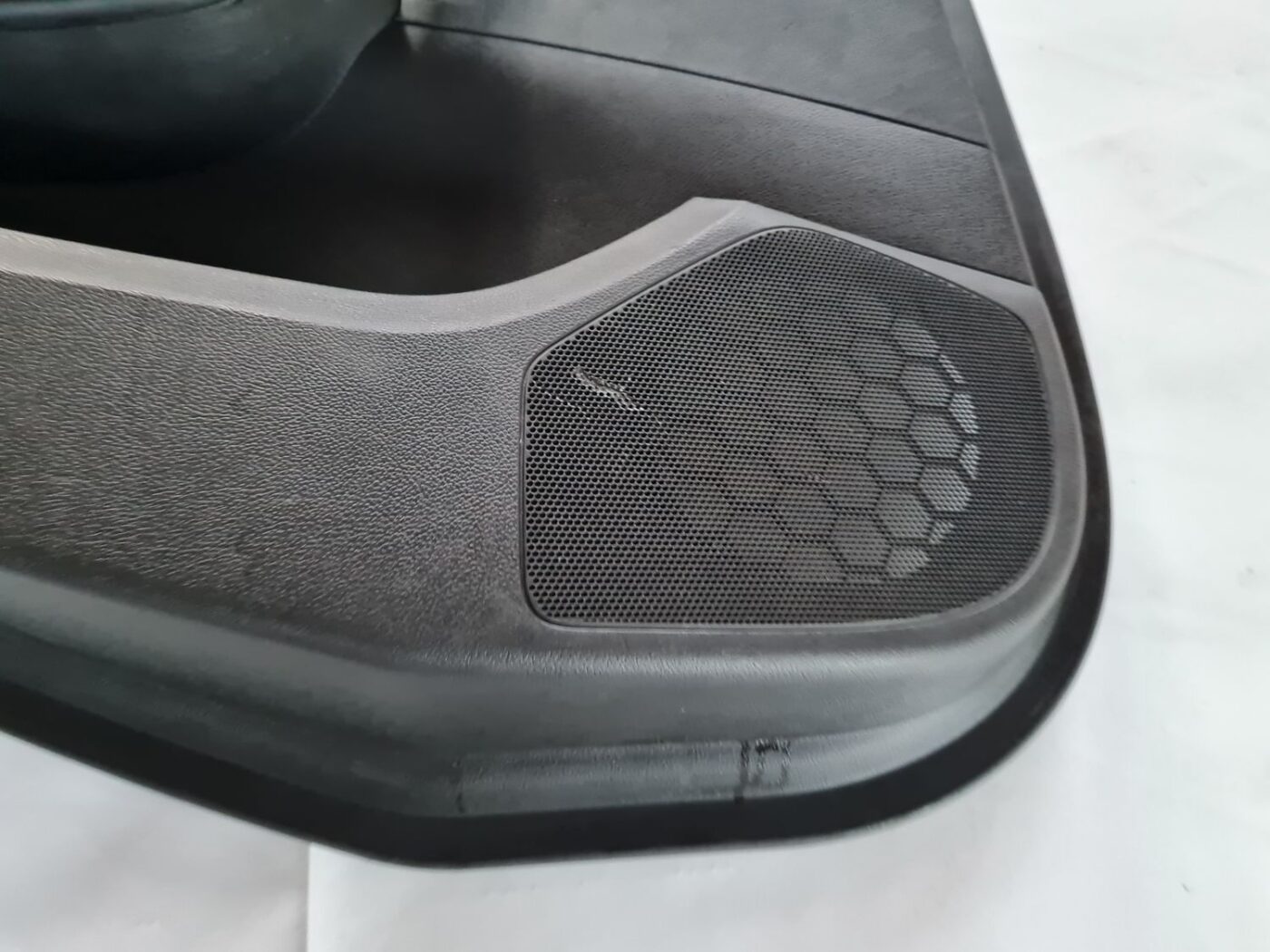 Aizmugurējo kreiso durvju apdare priekš OPEL INSIGNIA 2016 2 Aizmugurējo kreiso durvju apdare priekš OPEL INSIGNIA 2016