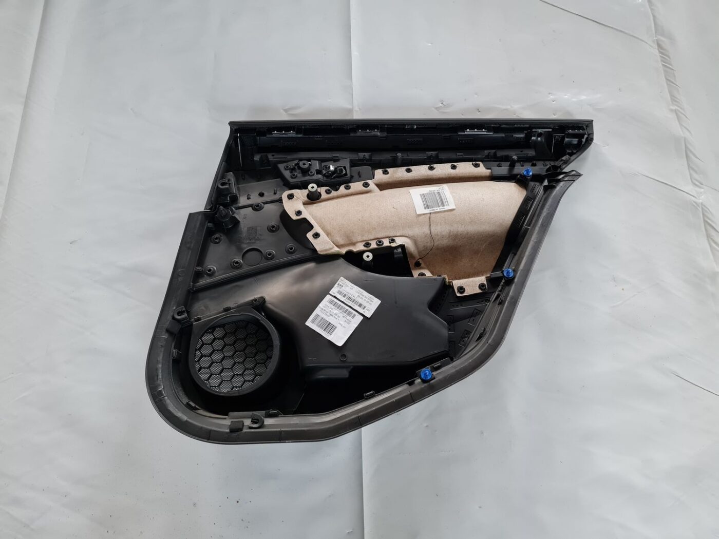 Aizmugurējo kreiso durvju apdare priekš OPEL INSIGNIA 2016 4 Aizmugurējo kreiso durvju apdare priekš OPEL INSIGNIA 2016